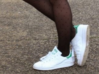 Des collants dans des baskets