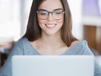 Femme devant ordinateur