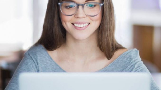 Femme devant ordinateur