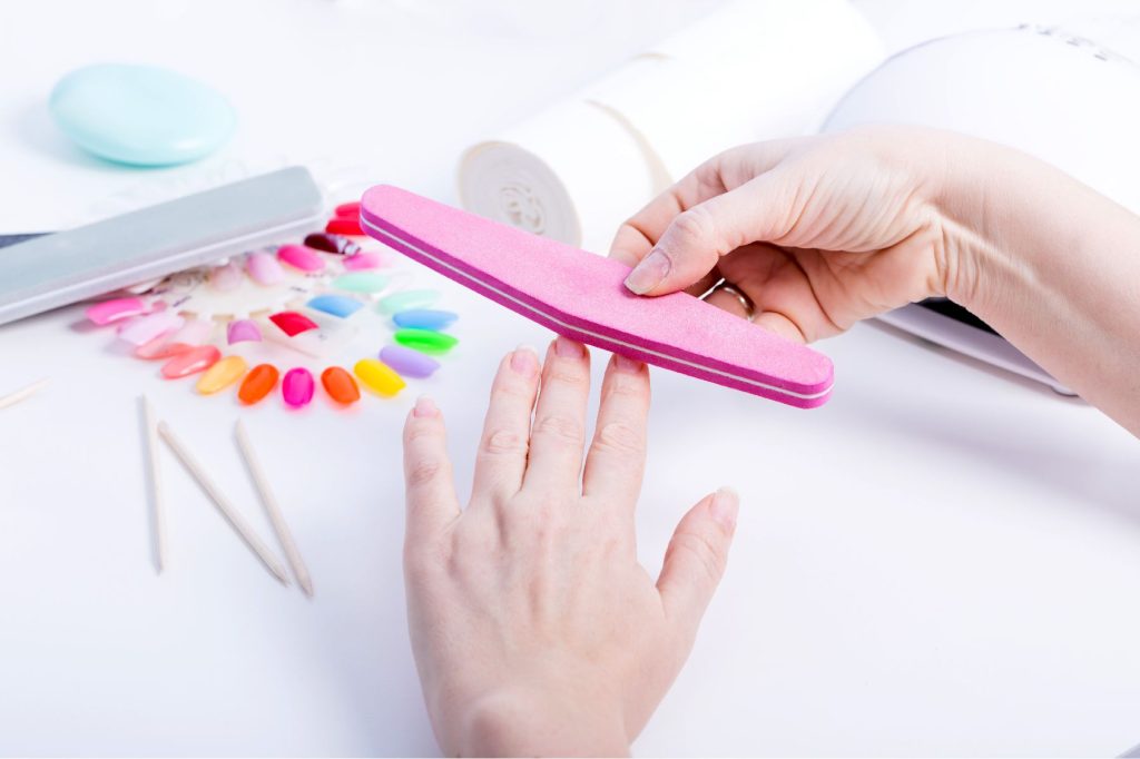 femme qui prepare ses ongles