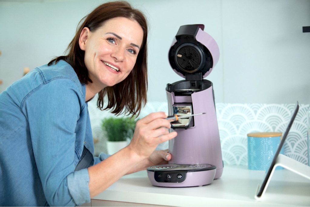 femme répare senseo