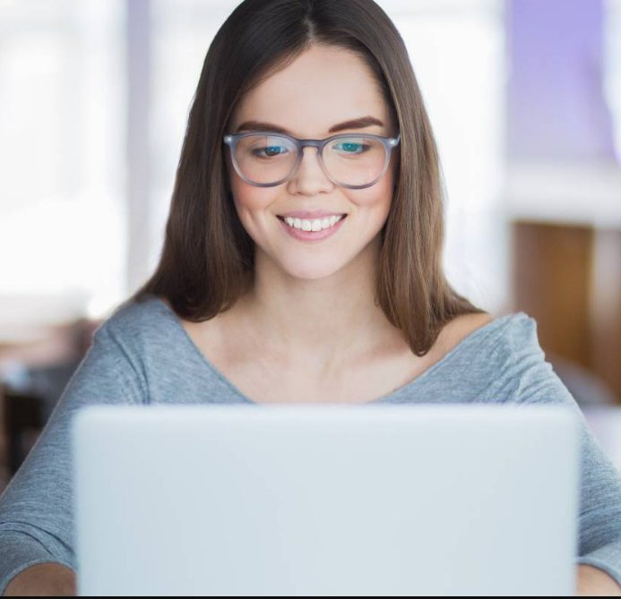Femme devant ordinateur
