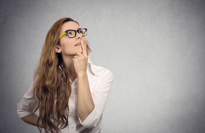 Une femme qui se questionne