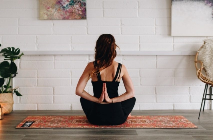 Femme faisant de la méditation