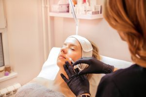 Une injection de botox dans les joues pour paraître plus jeune