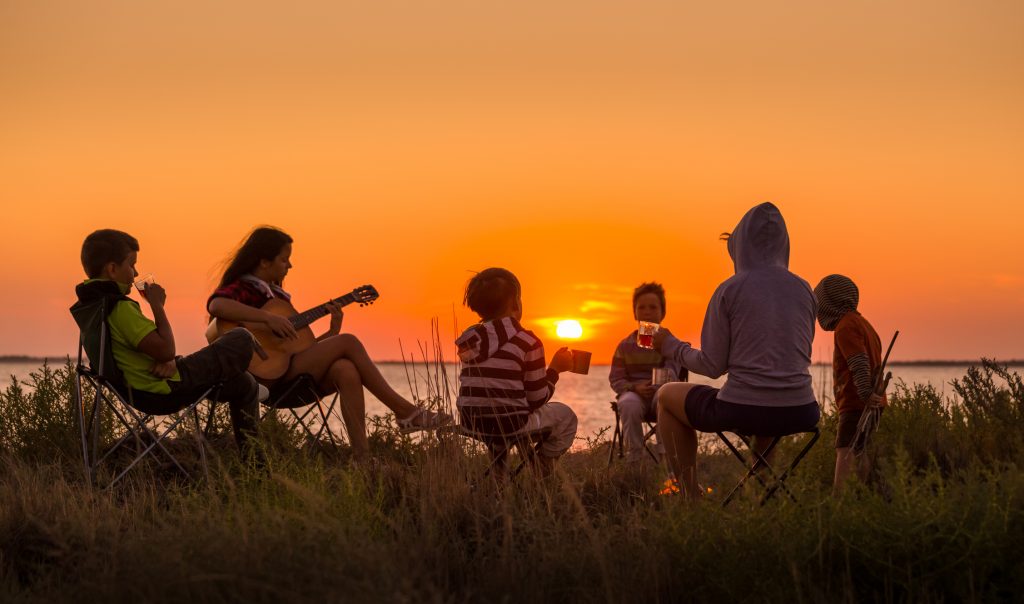 Une famille qui admire un coucher de soleil