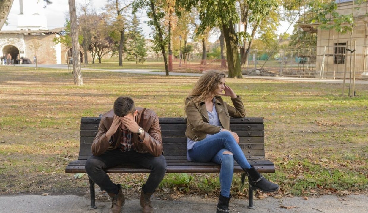 Homme et femme sur un banc