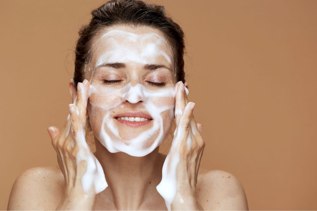 femme lave son visage