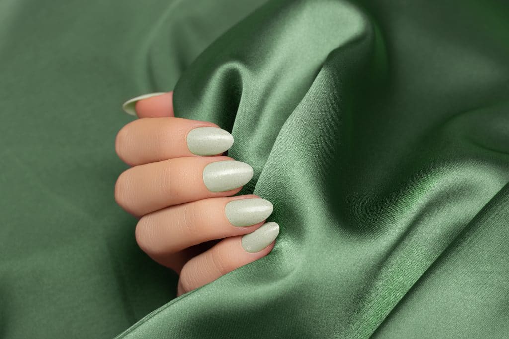 Vernis à ongles vert pastel