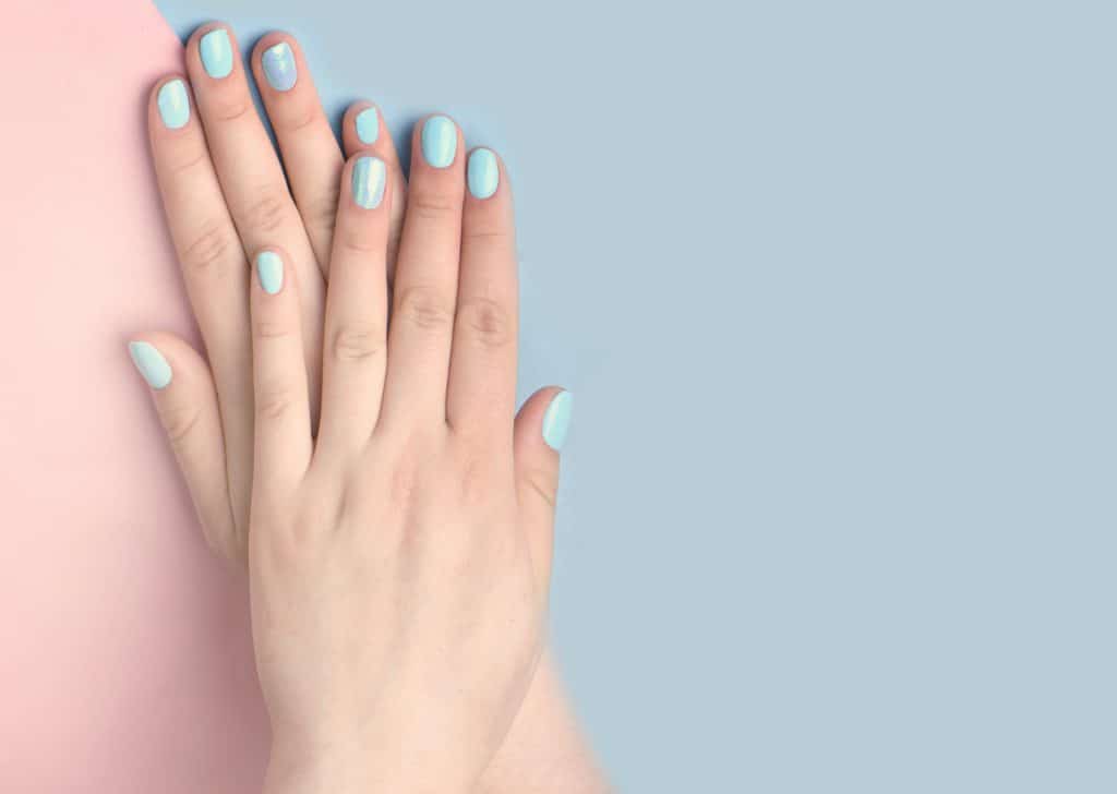 Vernis à ongles bleu pastel