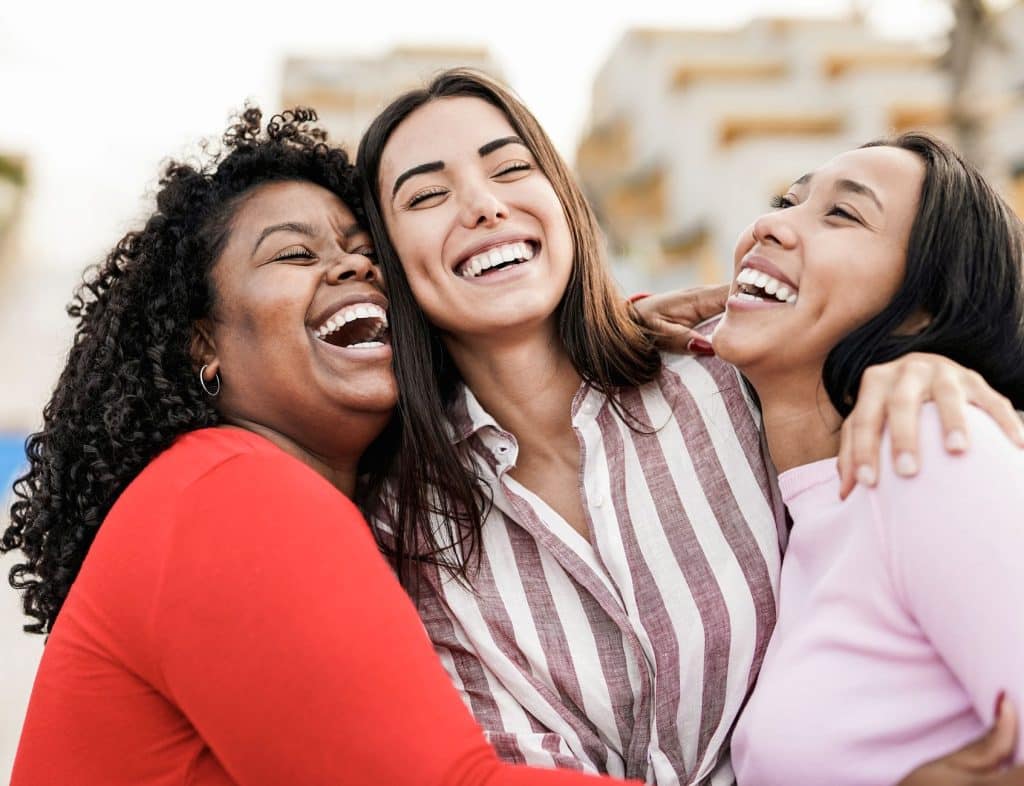 femmes qui rient entre copine