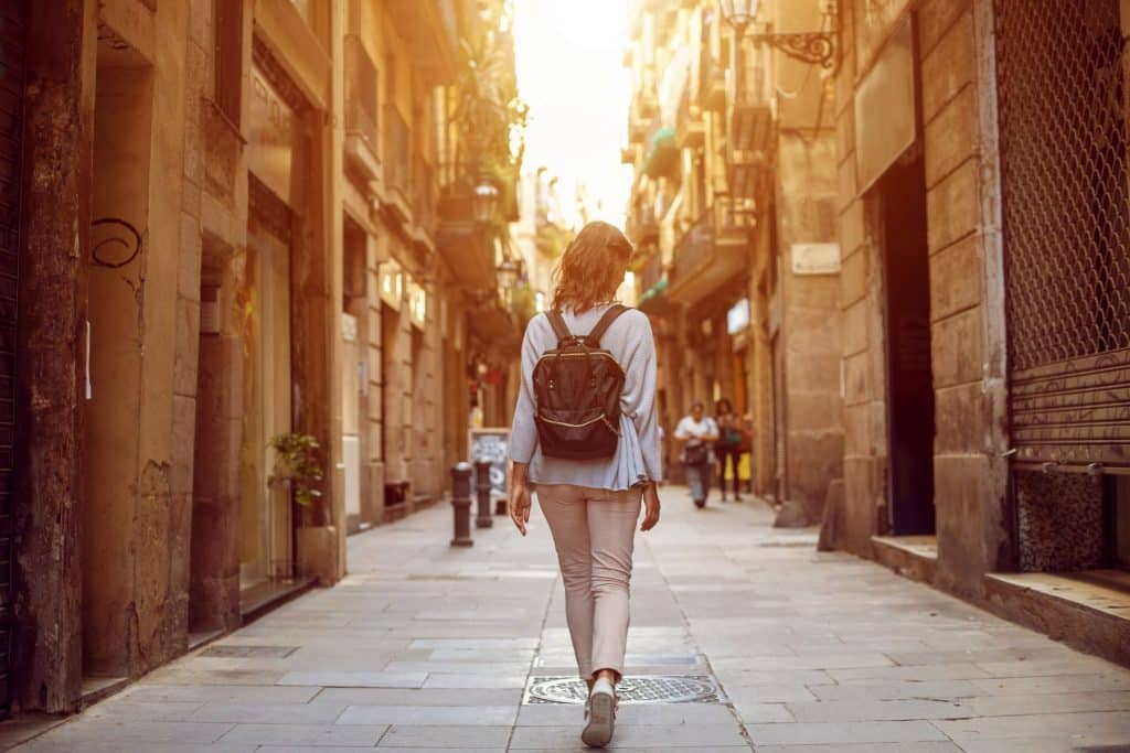 femme qui decouvre une ville seule