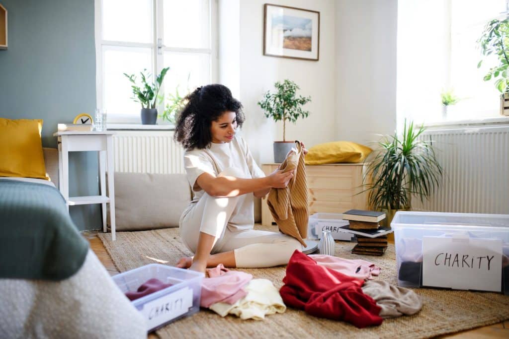 femme tri ses affaires
