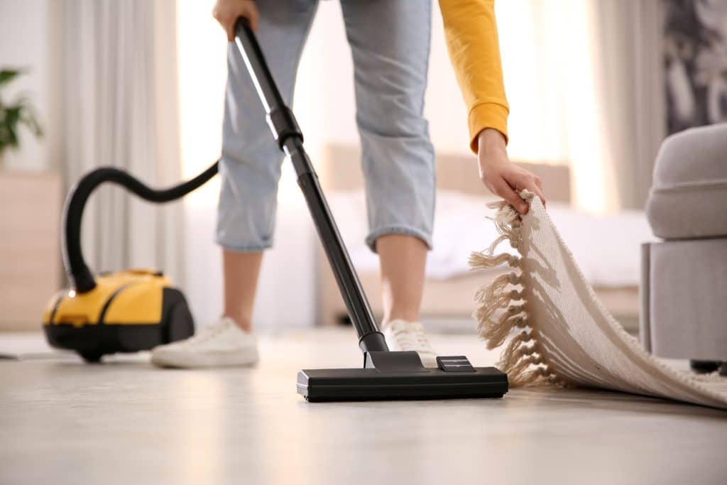 femme passe aspirateur