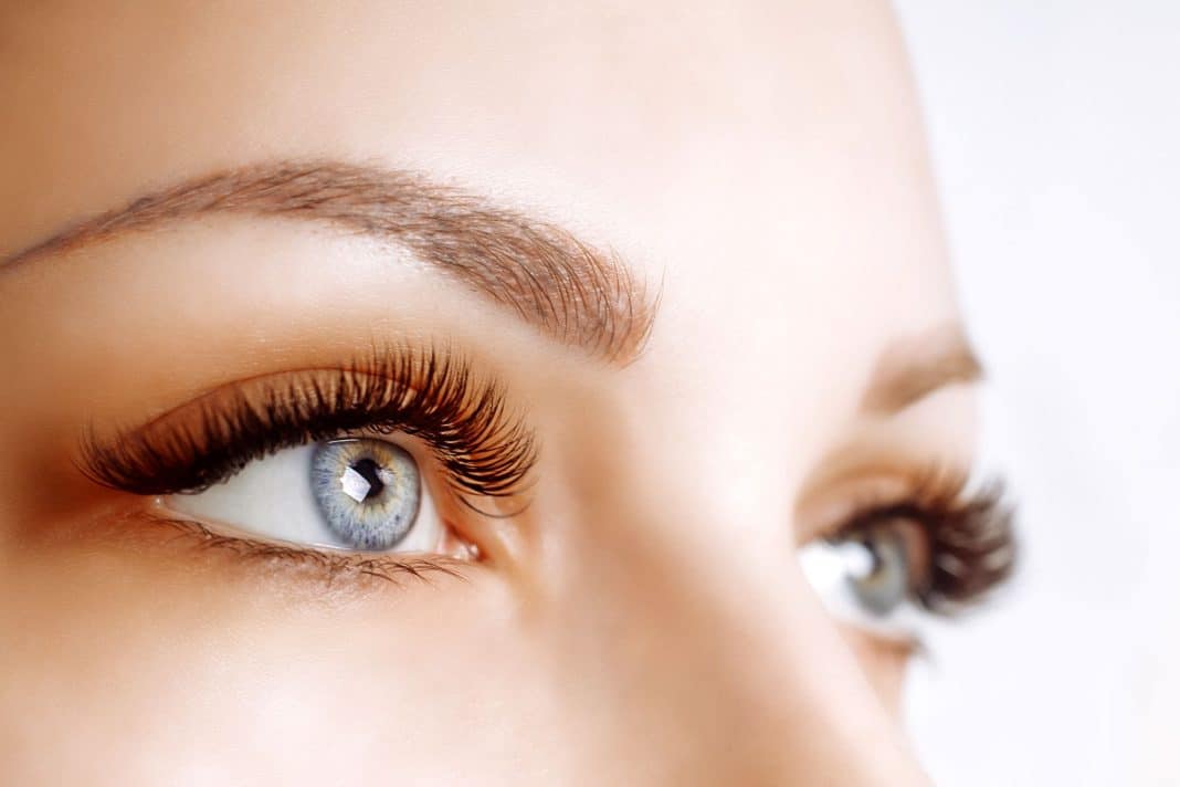 femme beaux cils beau regard