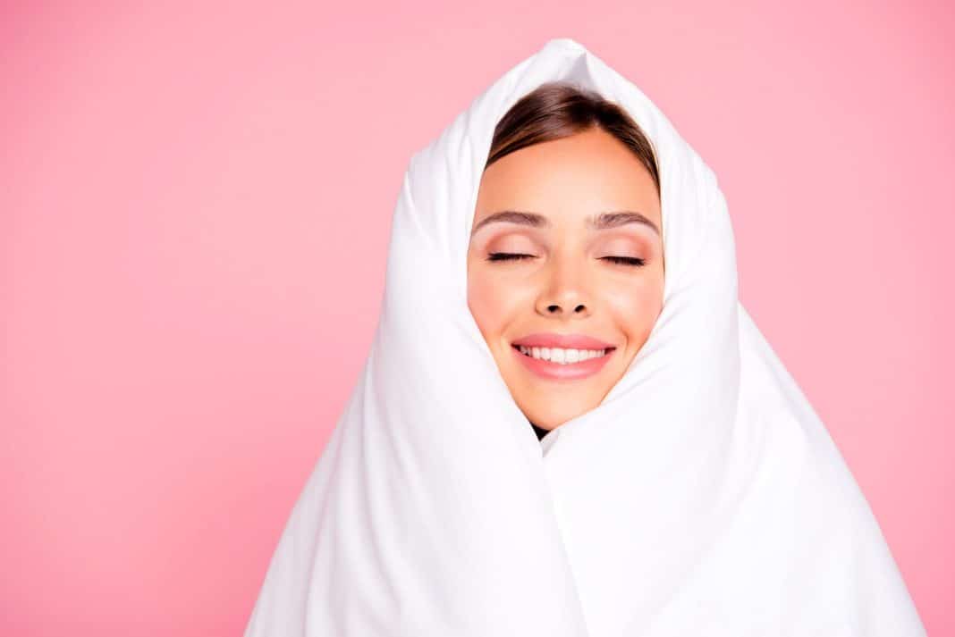 couette chaude femme heureuse