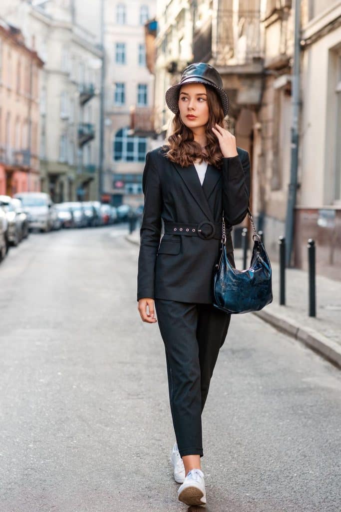 femme en tailleur et baskets