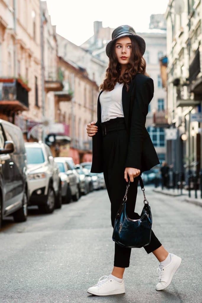 femme elegante sneakers