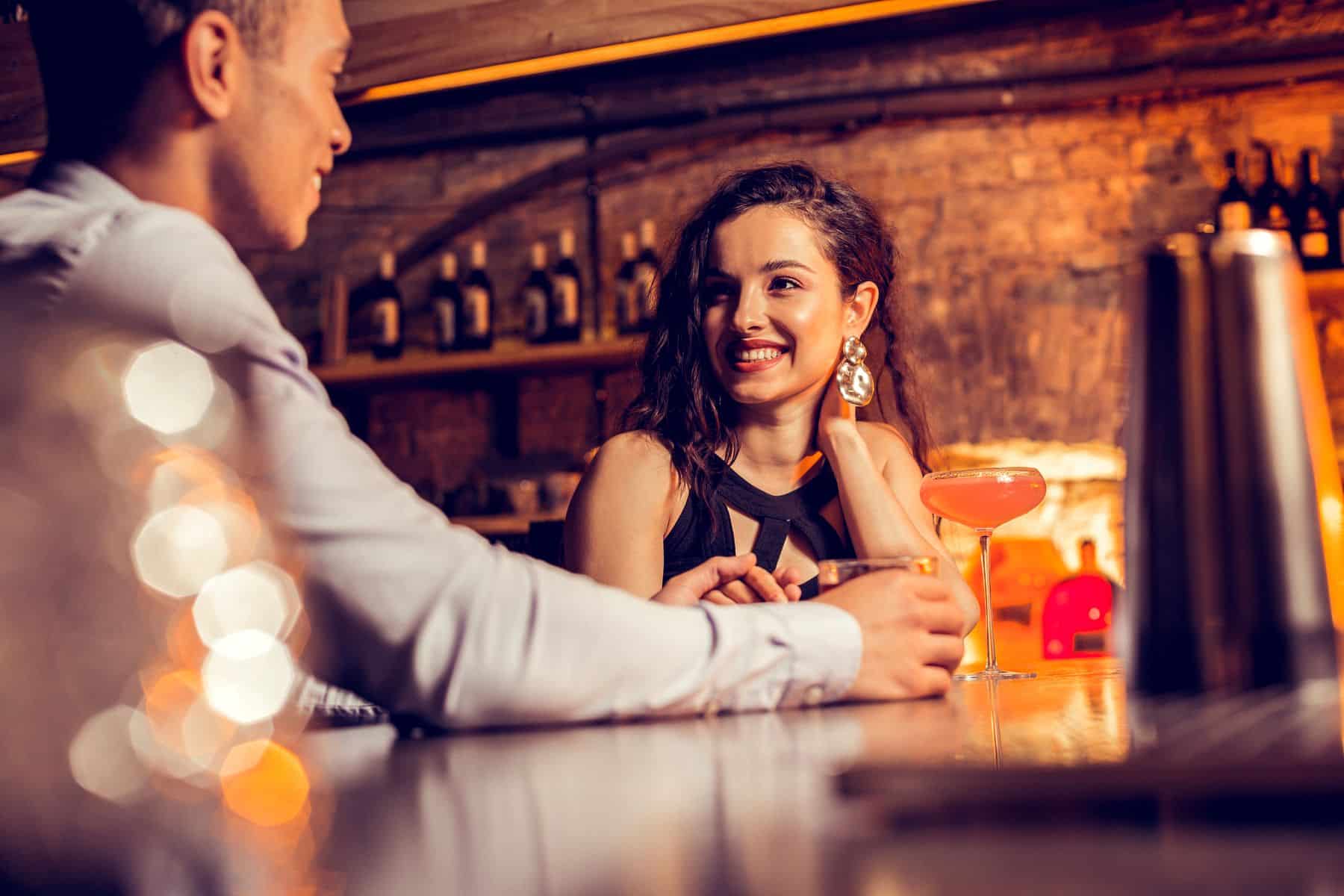 femme trmpant homme dans un bar