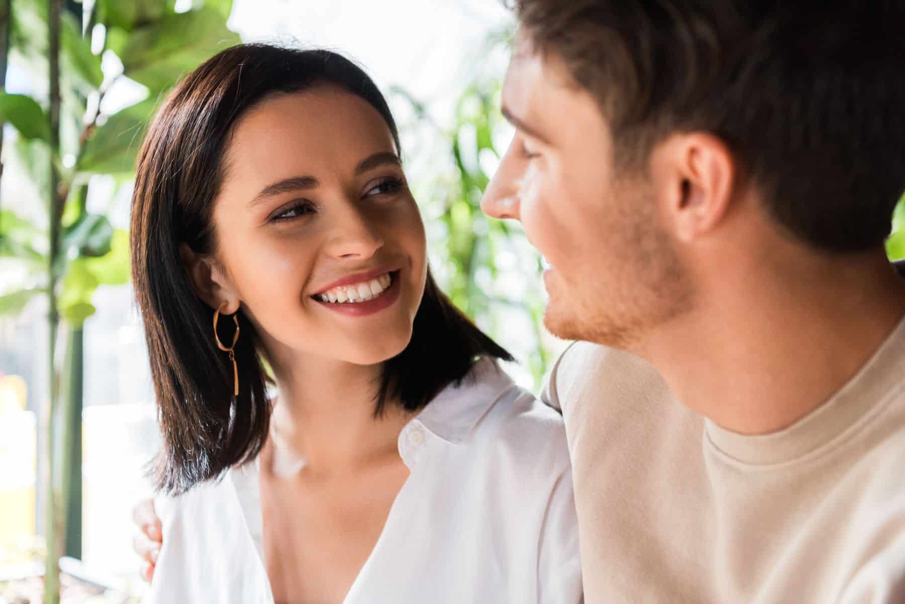 regard amoureux homme femme