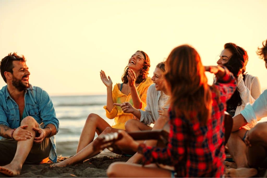 s'amuser entre amis sur la plage