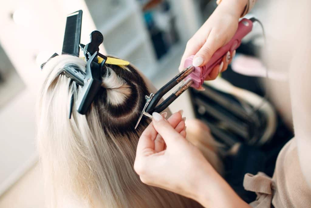 pose d'extension de cheveux naturel