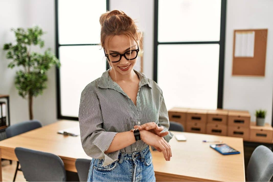 montre-1 femme heureuse de sa montre
