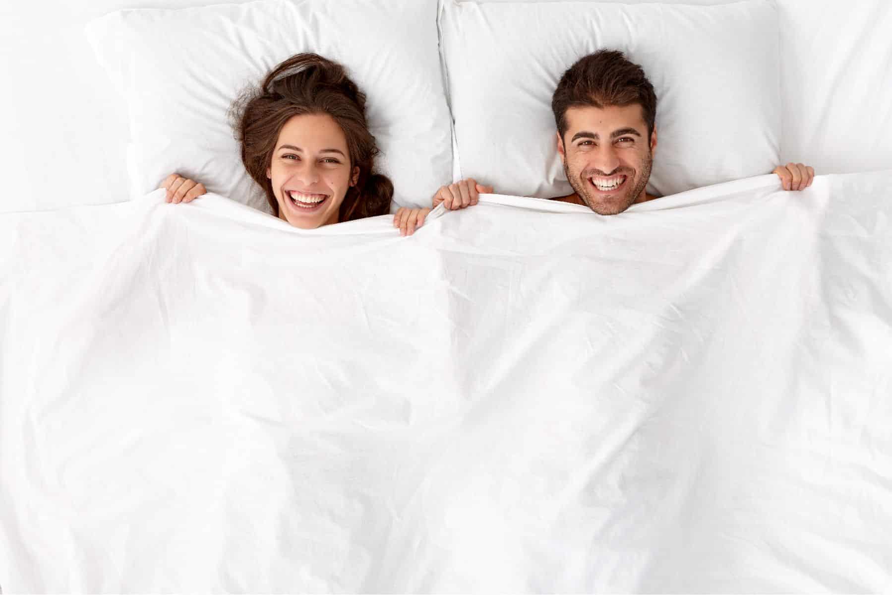couple heureux au lit