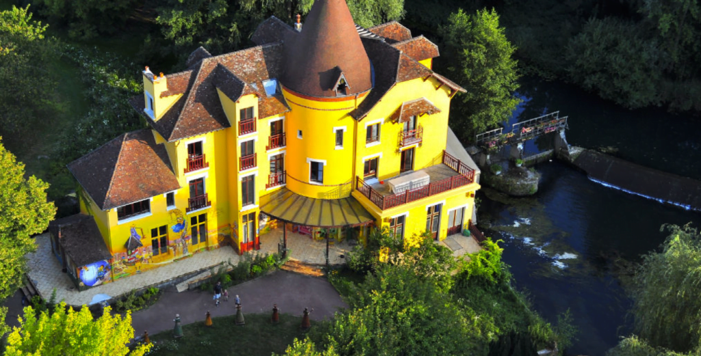 Photo du moulin jaune vue aérienne