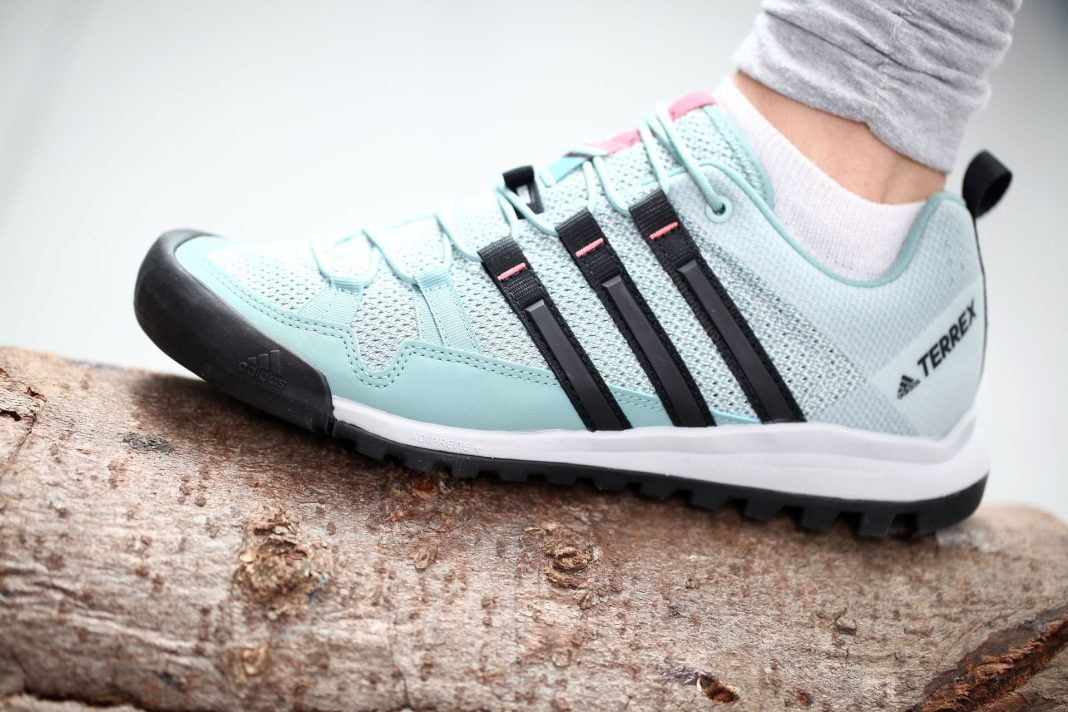 girl in sneakers Adidas terrex training chaussure pour la randonnée