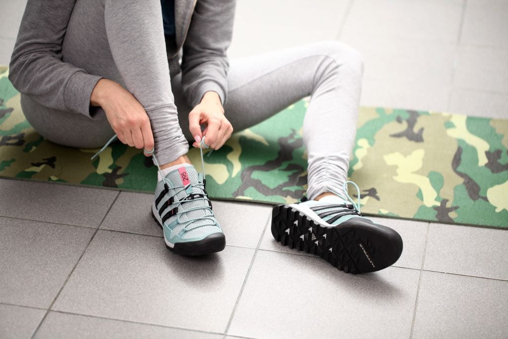 femme qui se prepare pour la randonnée