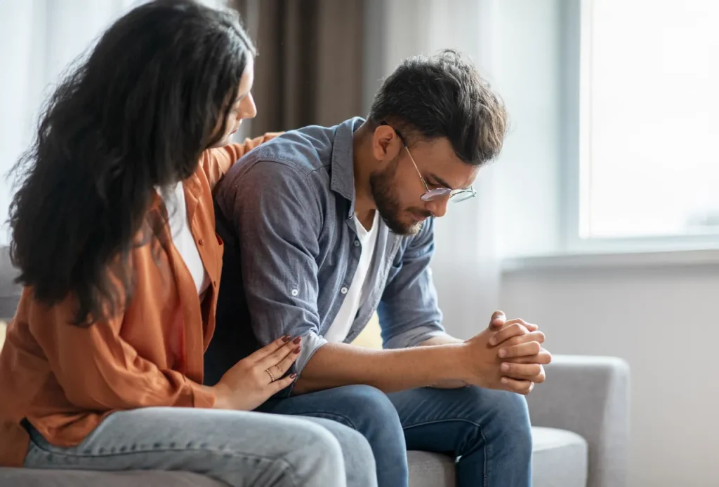 femme qui tente de discuter avec son mari