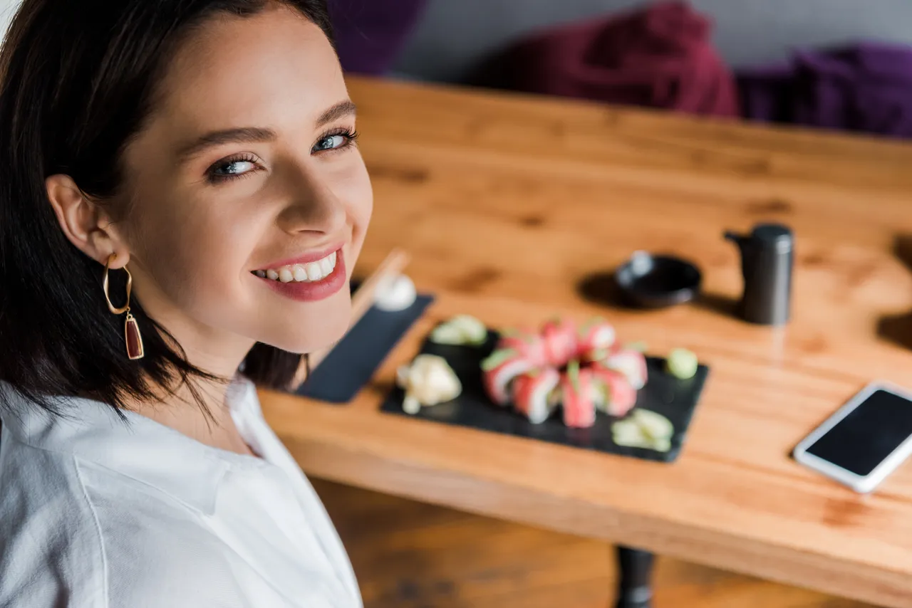Comment savoir si vous plaisez à une femme : 10 signes révélateurs