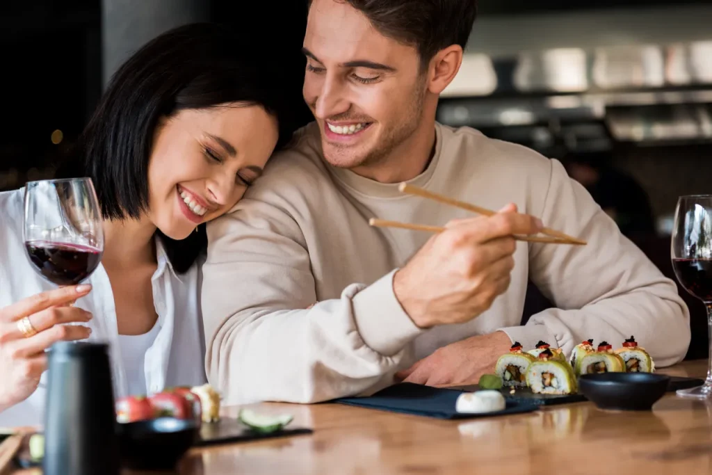 rapprochement physique d'une femme sur épaule d'un homme