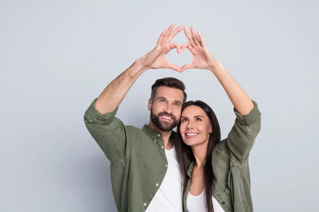 signes-homme-tient-femme-2 couple amoureux