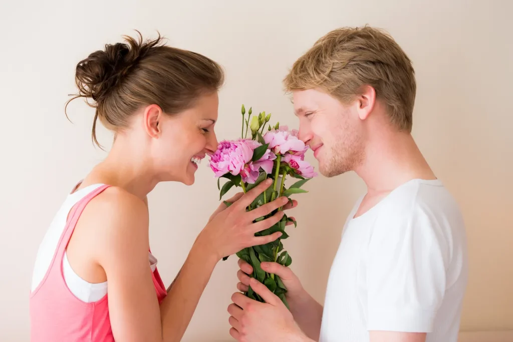 homme offre des fleurs ) sa femme