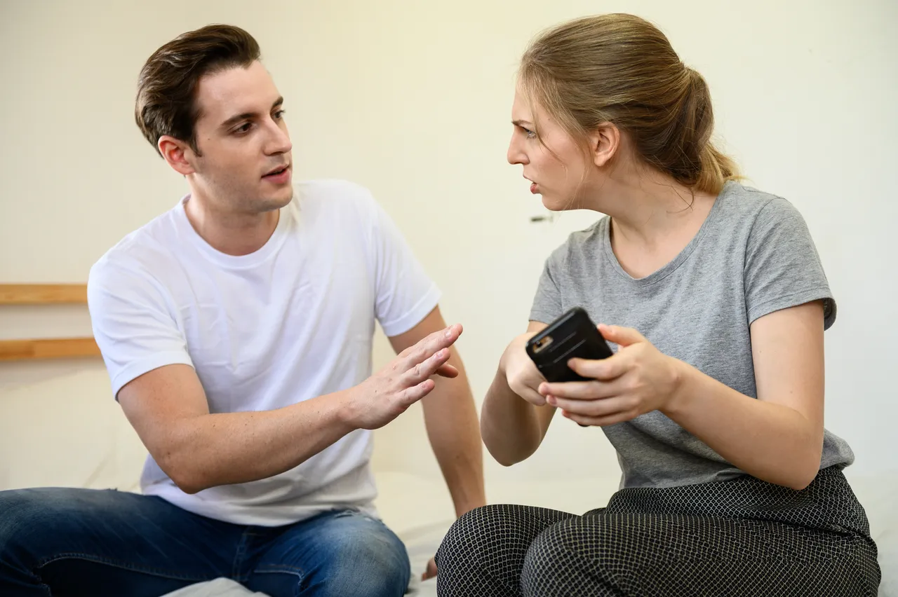 Comprendre pourquoi il me trompe mais reste avec moi : Analyse et conseils