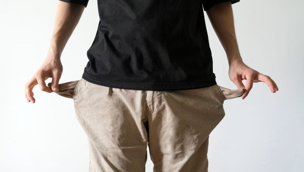 une main et des poches vides sans argent Homme sans argent, les poches vides