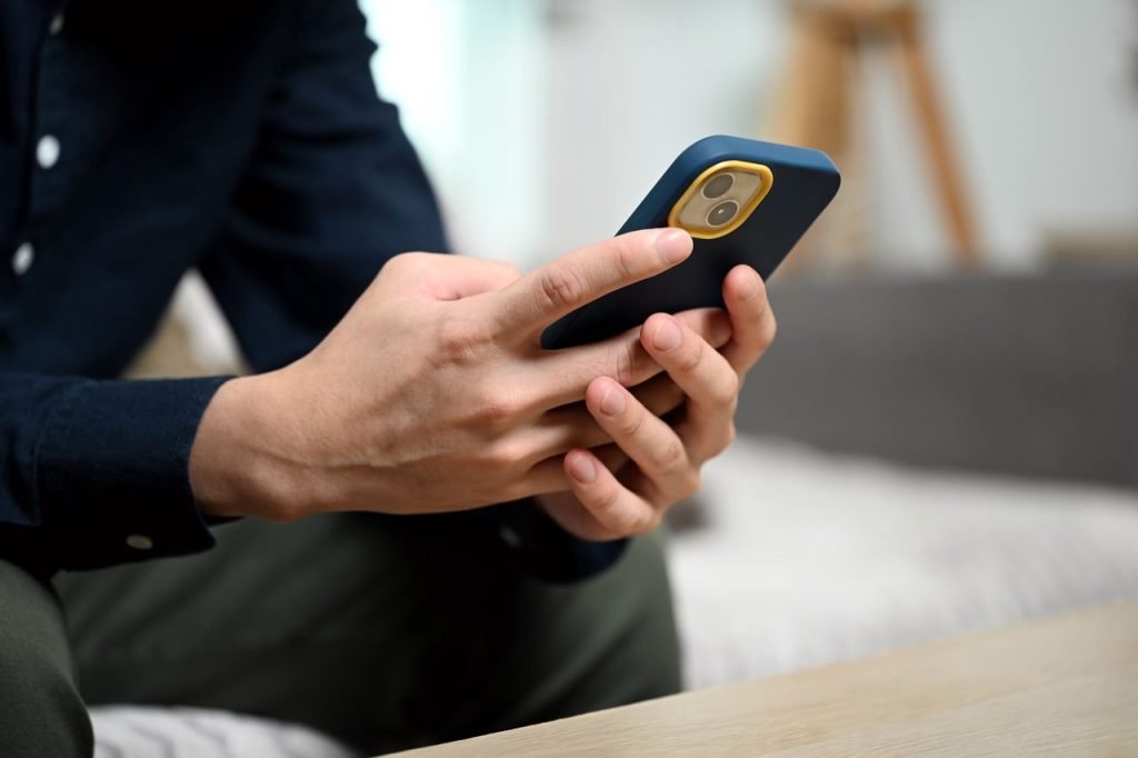 homme envoie un sms a son ex