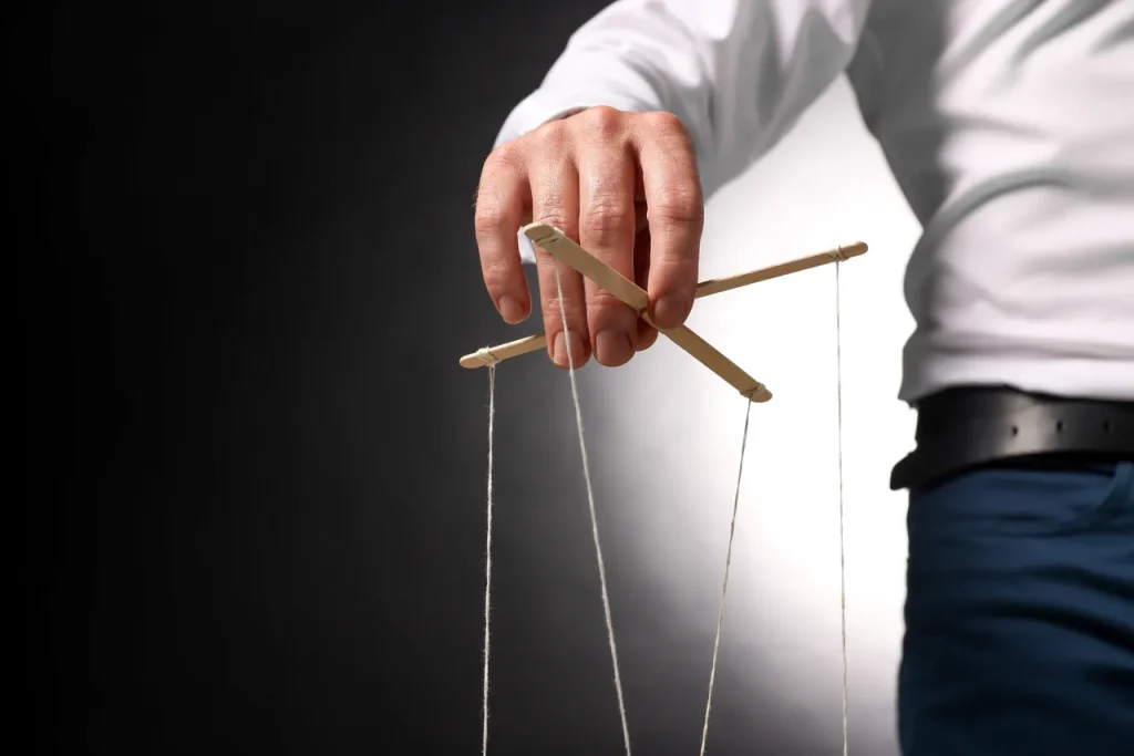 homme manipule femme