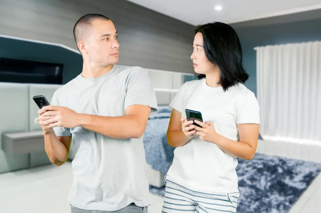 homme jaloux fouille dans le telephone de sa femme