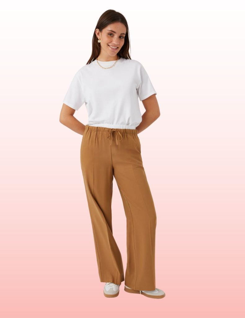 femme tshirt blanc et pantalon camel