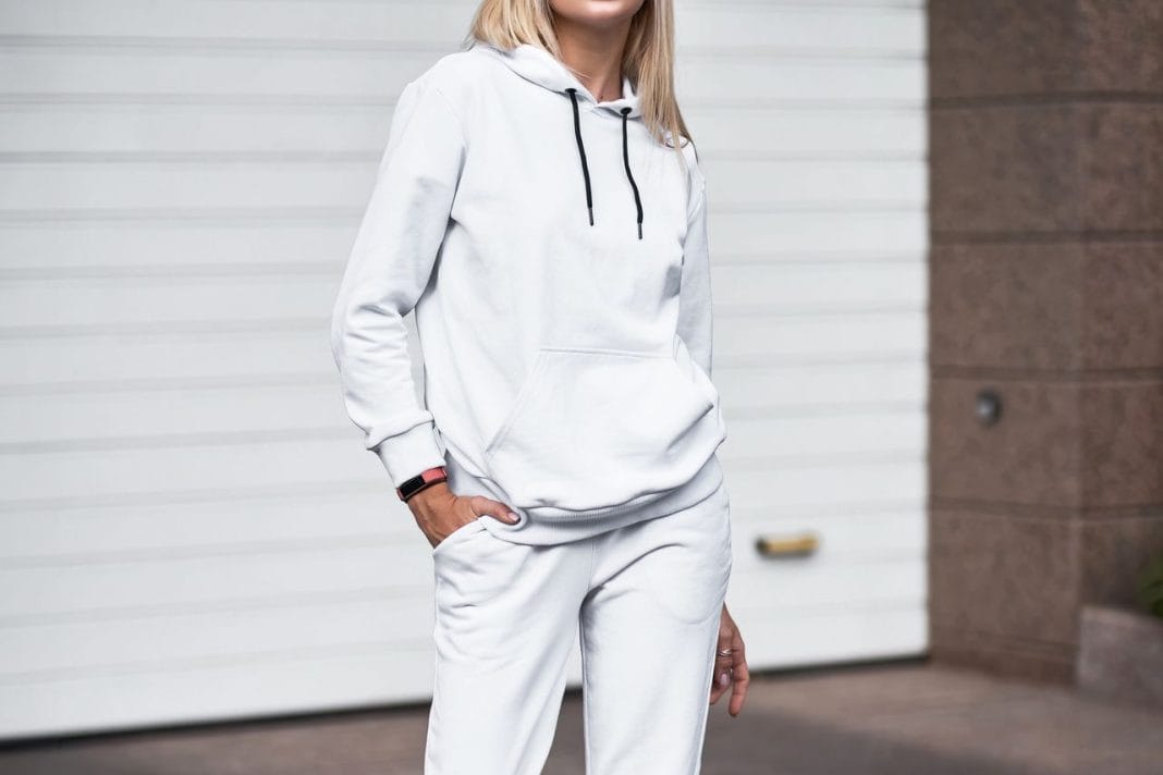 Femme en sweat à capuche blanc et pantalon de survêtemen