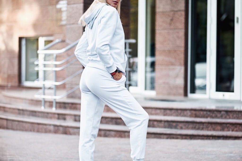 Tenue décontractée : ensemble sweat à capuche blanc et pantalon de survêtement