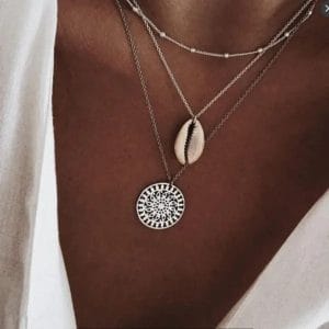 Collier Bohème Élégant : Superposition de Chaînes avec Perles, Coquillage et Pendentif Spirale