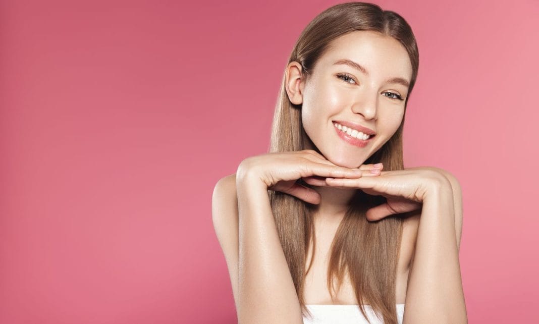 jeune femme adulte de profil à la peau saine et brillante jeune femme adulte de profil à la peau saine et brillante