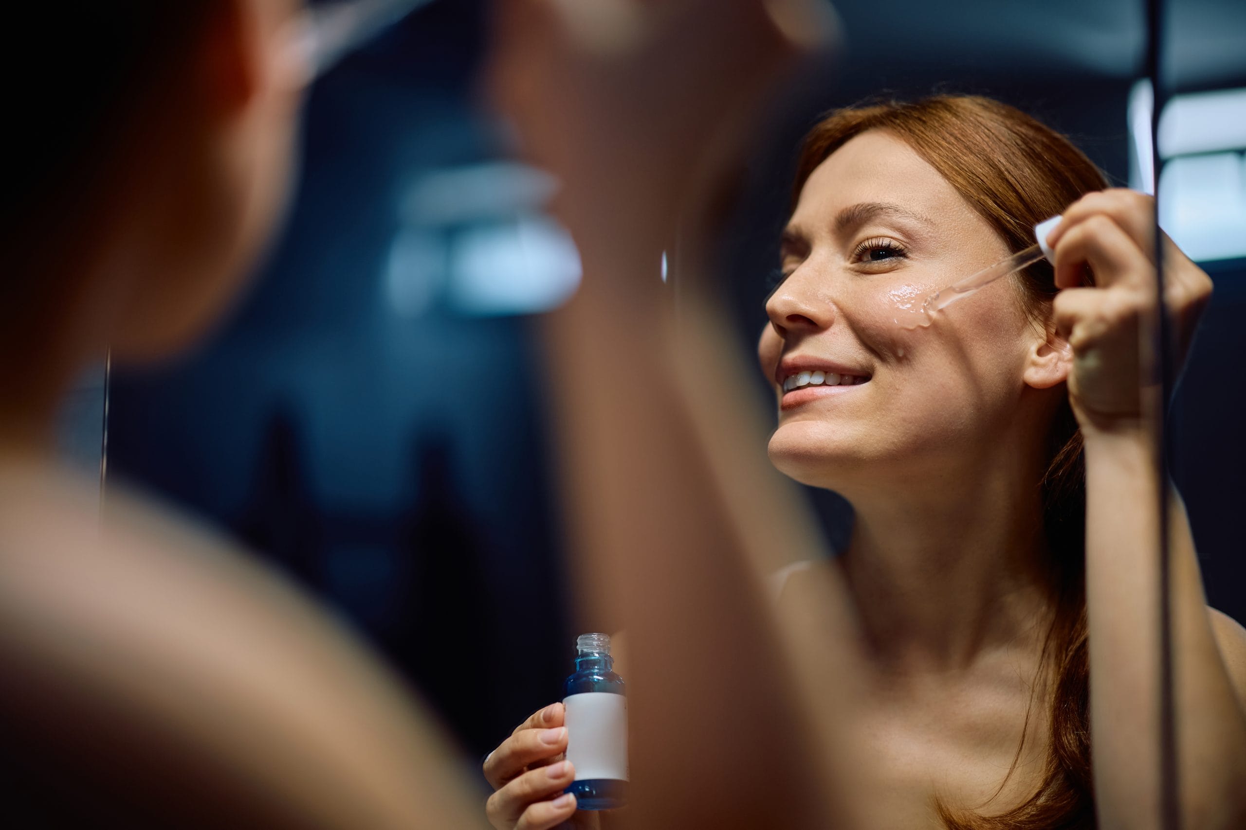 Application du serum rituel végétal adaptatif directement sur la peau du visage matin et soir