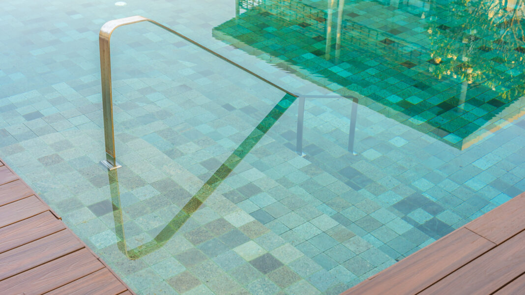 Sécurité et entretien : 2 solutions modernes pour profiter de sa piscine plus longtemps