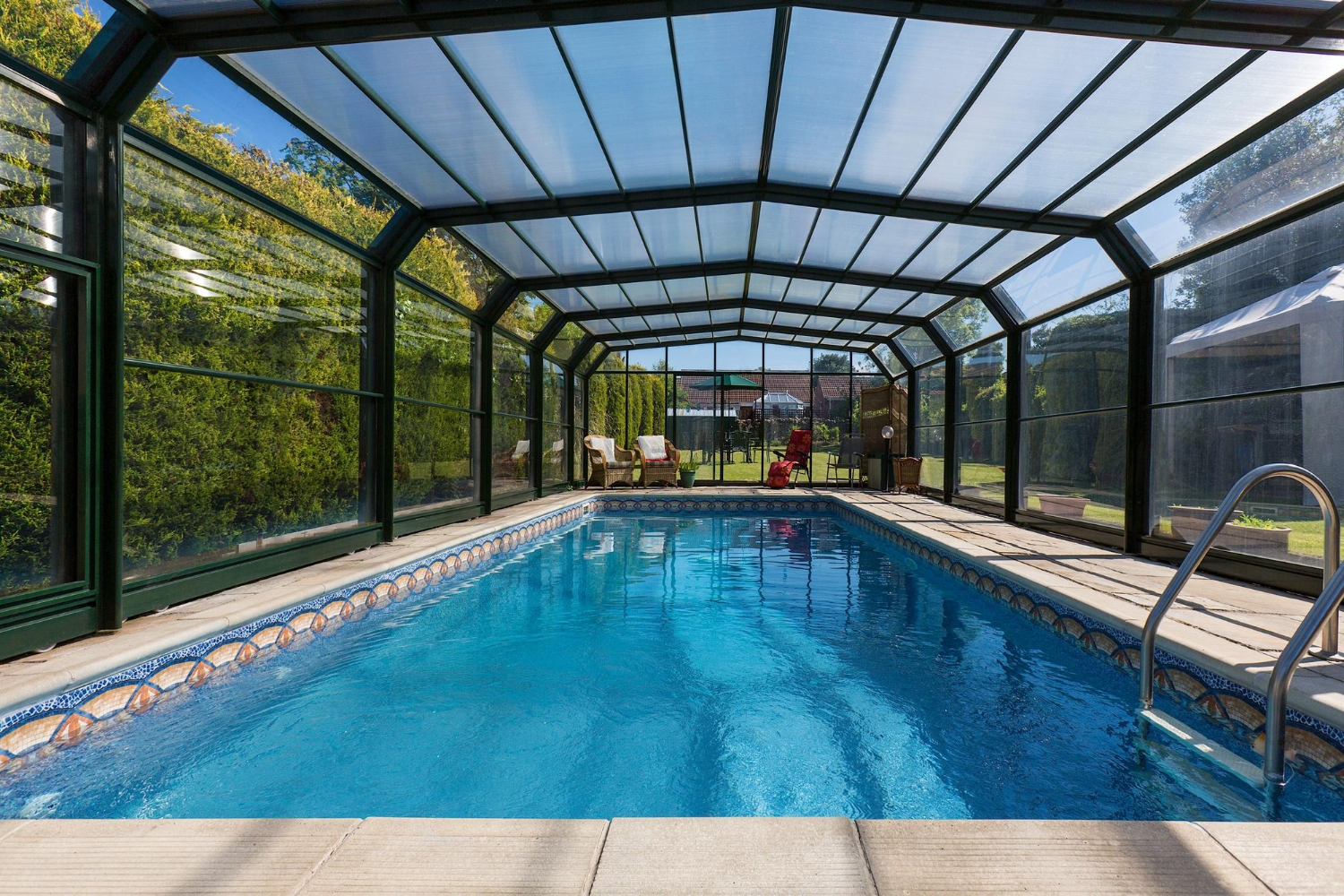 un espace piscine protégé par un abri de qualité