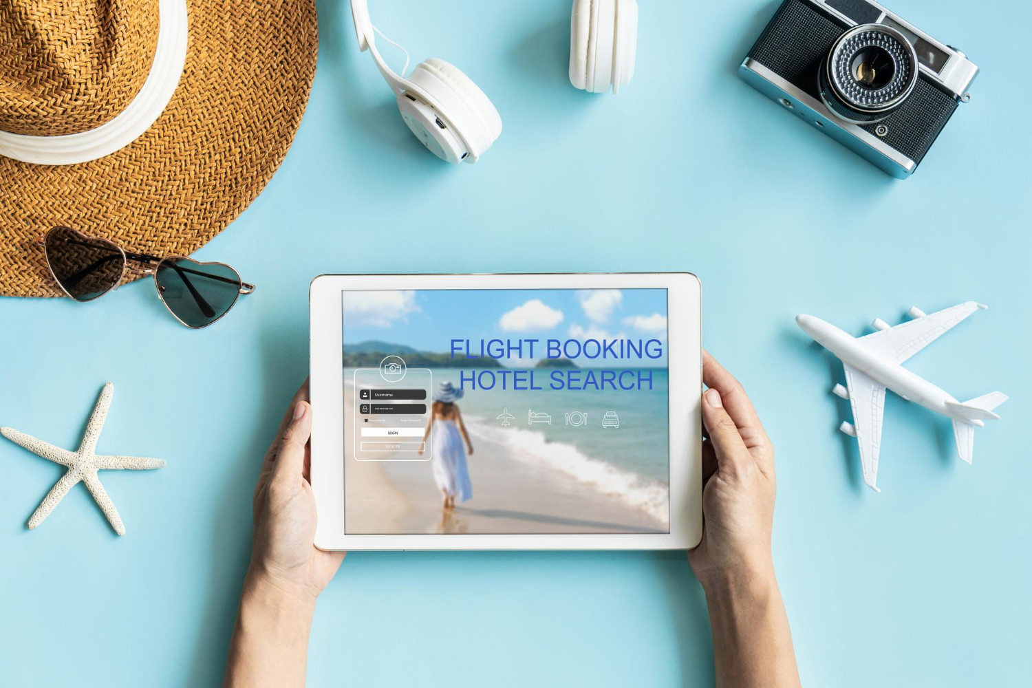 Un homme tient une tablette dans ses mains afin de réserver son futur voyage en ligne. Des avions, un appareil photo et une étoile de mer illustrent ce concept de vacances.